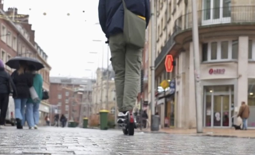 Lire la suite à propos de l’article Vélos et trottinettes à Amiens : Comment partager l’espace urbain en toute harmonie ?